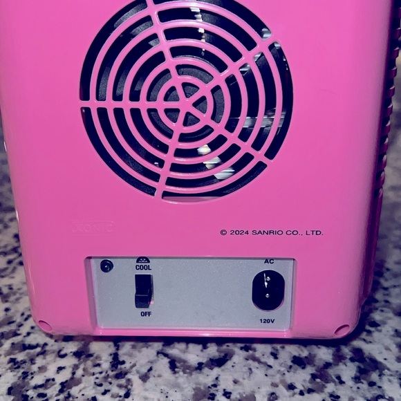 Hello Kitty Mini Fridge - Picture 11 of 14